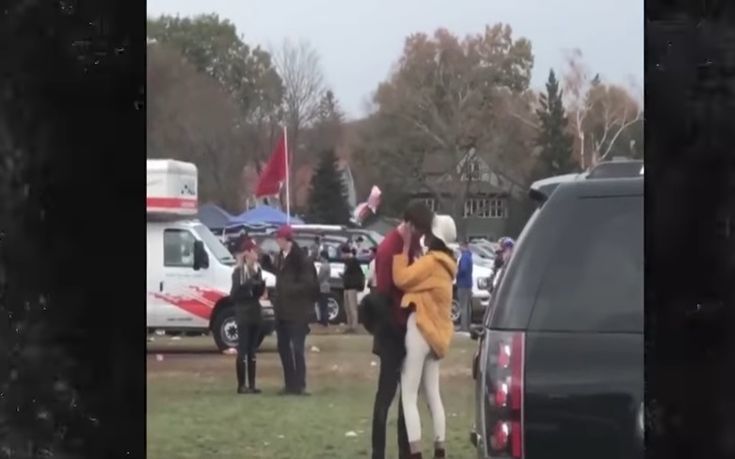 Τα καυτά φιλιά της κόρης του Ομπάμα σε αγώνα ποδοσφαίρου