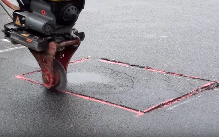 Το μηχάνημα που κόβει το δρόμο σαν ένα κομμάτι πίτσα