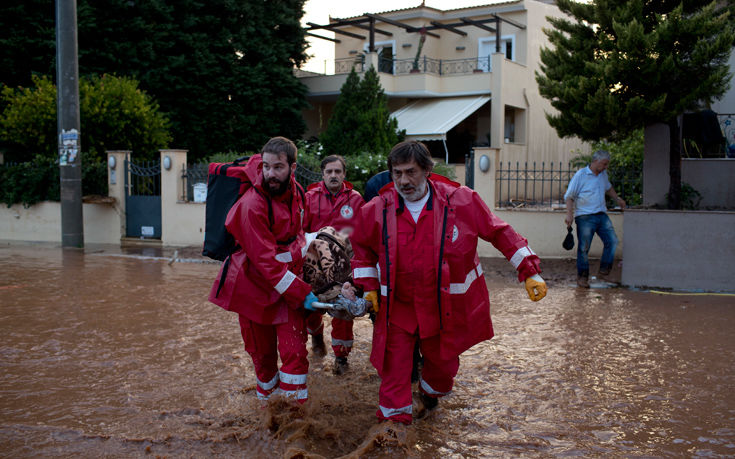 Μηνυτήρια αναφορά της Ρένας Δούρου για τους θανάτους και τις καταστροφές απ’ τη θεομηνία