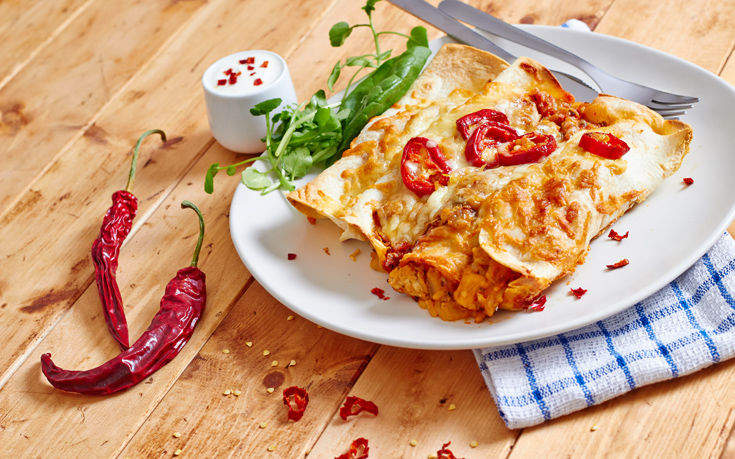 Enchiladas με κοτόπουλο και λευκή σάλτσα