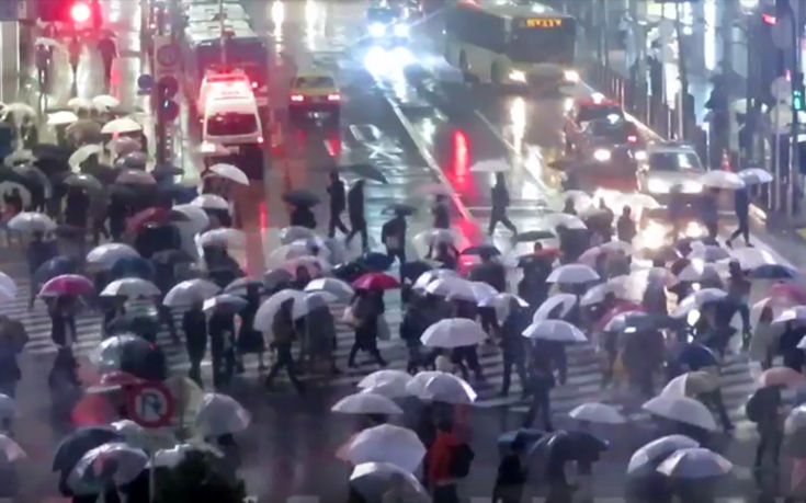 Πώς είναι όταν βρέχει στην πιο πολυσύχναστη διάβαση πεζών στον κόσμο;