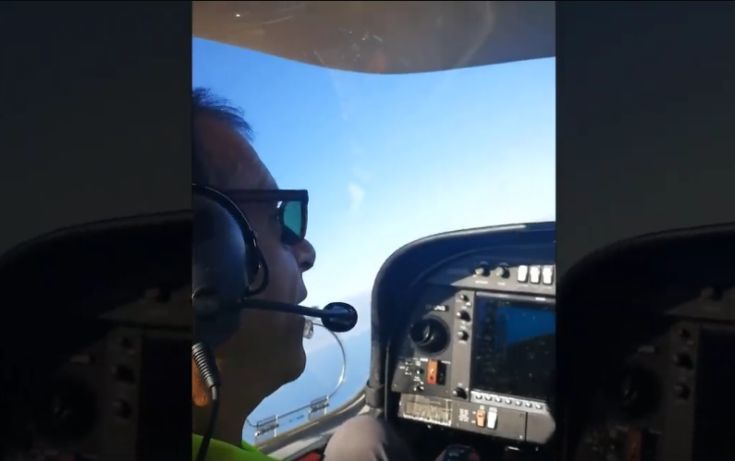Η πτήση του Θεοδωράκη με εκπαιδευτικό αεροπλάνο
