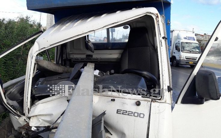 Προστατευτικά κιγκλιδώματα διαπέρασαν φορτηγό