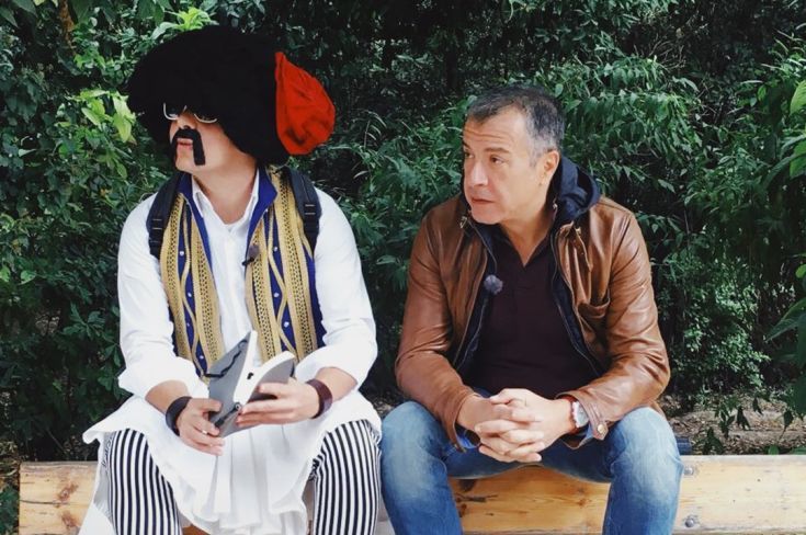 Ο Τσολιάς συναντά τον Σταύρο Θεοδωράκη στο… παγκάκι