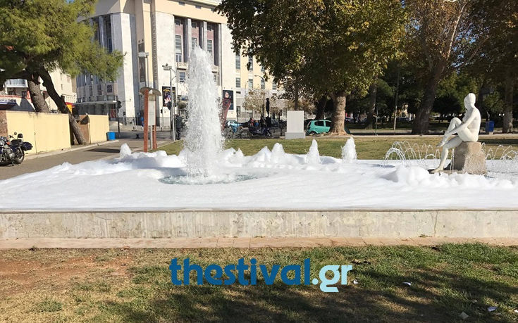 Το σιντριβάνι στον Λευκό Πύργο έβγαλε αφρούς