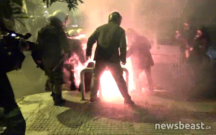 Εντείνονται οι έρευνες για το άτομο που έριξε τη μοιραία φωτοβολίδα στα Εξάρχεια