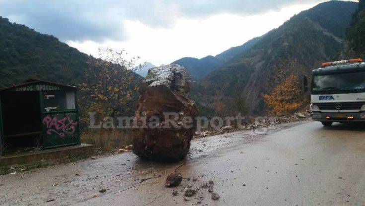 Τεράστιος βράχος έπεσε σε δρόμο της Ευρυτανίας