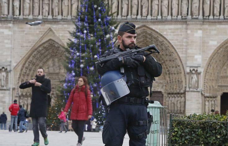 Περισσότεροι από 140.000 αστυνομικοί θωρακίζουν τη Γαλλία ενόψει πρωτοχρονιάς