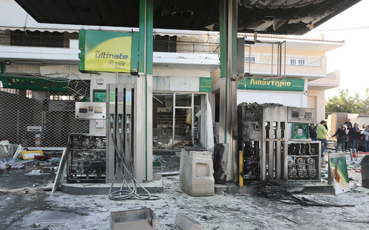 Φωτογραφίες από την έκρηξη στο βενζινάδικο στην Ανάβυσσο