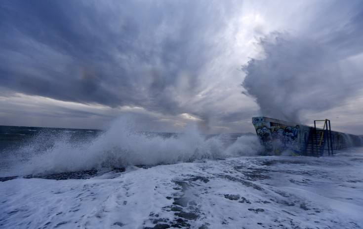 Οι εικόνες από τα κύματα που «κατάπιαν» την παραλία στην Αττική