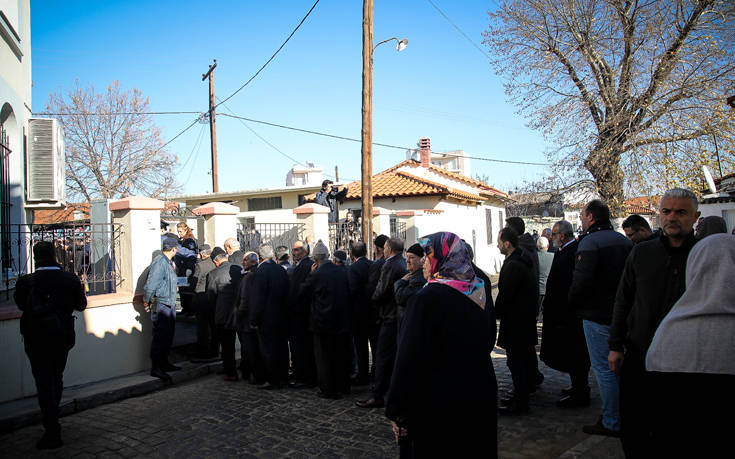 Μουσουλμάνοι περιμένουν τον Ερντογάν στο τζαμί στην Κομοτηνή