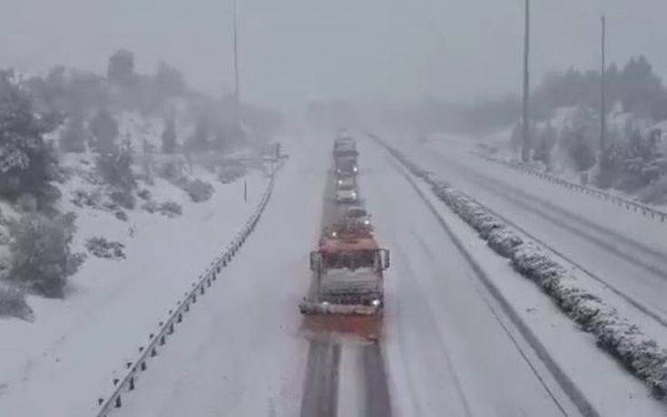 Δίπλωσαν νταλίκες από τη χιονόπτωση στην εθνική οδό Αθηνών – Λαμίας