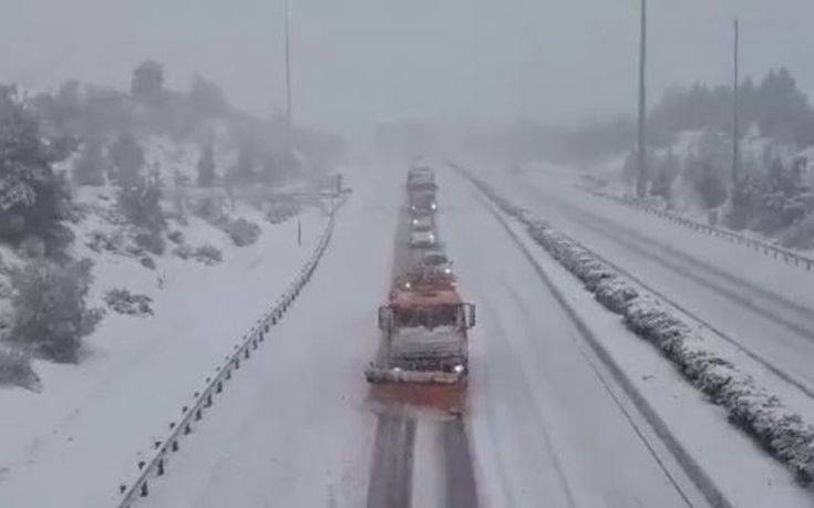 Δίπλωσαν νταλίκες από τη χιονόπτωση στην εθνική οδό Αθηνών &#8211; Λαμίας