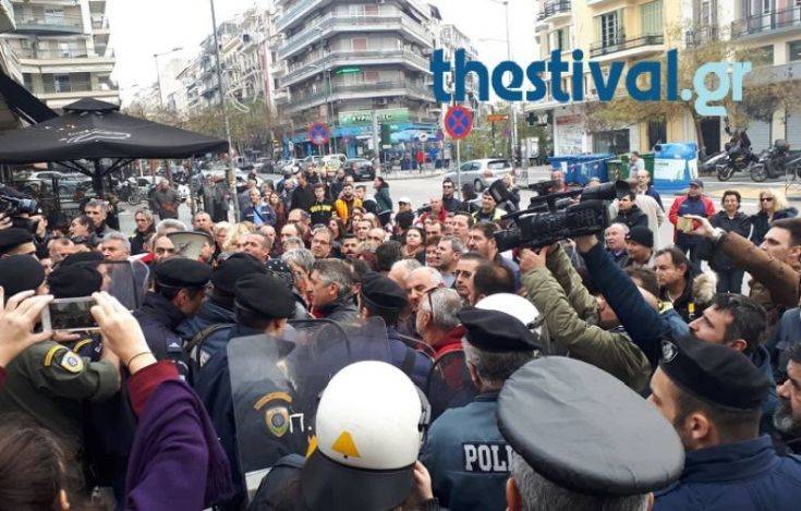 Ένταση μεταξύ συμβασιούχων και ΜΑΤ στη Θεσσαλονίκη