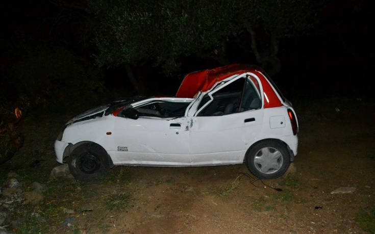 Αυτοκίνητο έπεσε με ταχύτητα πάνω σε δέντρο και το ξερίζωσε