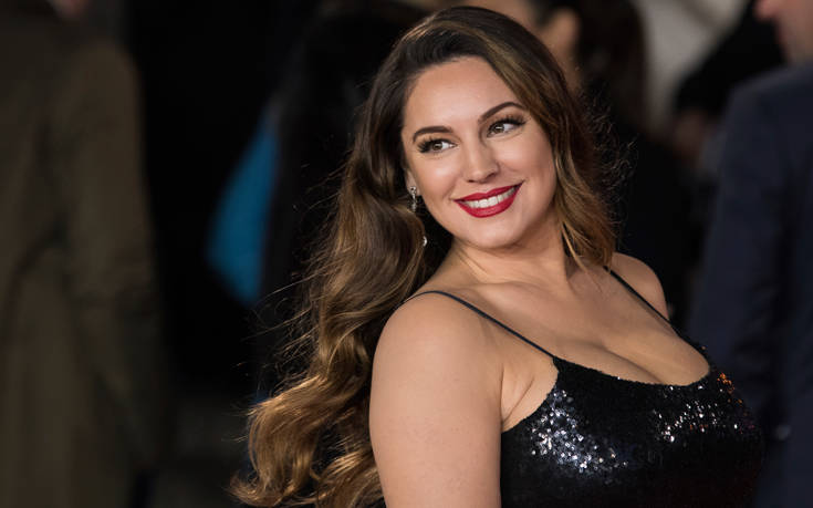 Η Kelly Brook περιμένει ολόγυμνη τον Άγιο Βασίλη