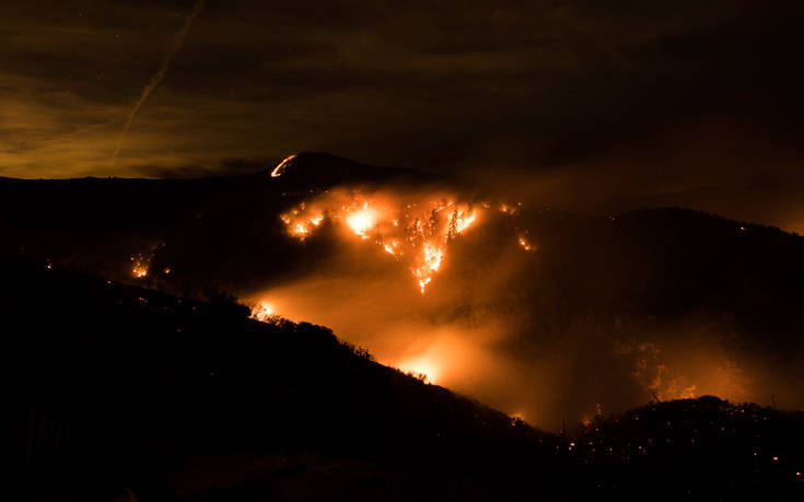 Πυροσβέστης έχασε τη ζωή του σε δασική πυρκαγιά στην Καλιφόρνια