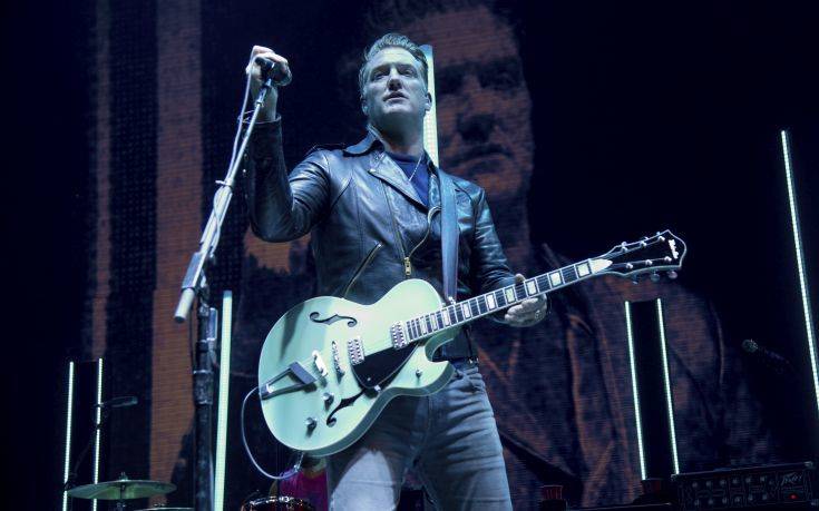 Ο τραγουδιστής των Queens of the Stone Age κλώτσησε φωτογράφο στο πρόσωπο