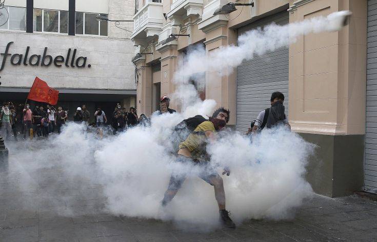 A demonstrators throws a tear gas canister back towards the police during clashes against the pardon of former President Alberto Fujimori in Lima, Peru, Monday, Dec. 25, 2017. Peru's President Pedro Pablo Kuczynski announced Sunday night that he granted a medical pardon to the jailed former strongman who was serving a 25-year sentence for human rights abuses, corruption and the sanctioning of death squads. (AP Photo/Martin Mejia) A demonstrators throws a tear gas canister back towards the police during clashes against the pardon of former President Alberto Fujimori in Lima, Peru, Monday, Dec. 25, 2017. Peru's President Pedro Pablo Kuczynski announced Sunday night that he granted a medical pardon to the jailed former strongman who was serving a 25-year sentence for human rights abuses, corruption and the sanctioning of death squads. (AP Photo/Martin Mejia)