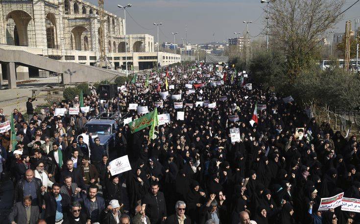 Βυθίζεται στο χάος και τη βία το Ιράν