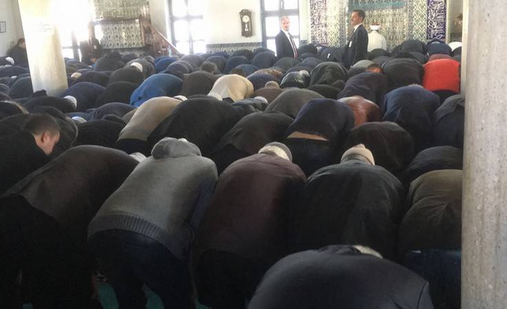 «Ηγέτη μας, ηγέτη μας» φώναζαν στον Ερντογάν μέσα στο τζαμί