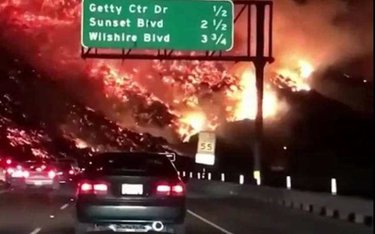 Βίλες στο Μπελ Ερ καίει η φωτιά στην Καλιφόρνια