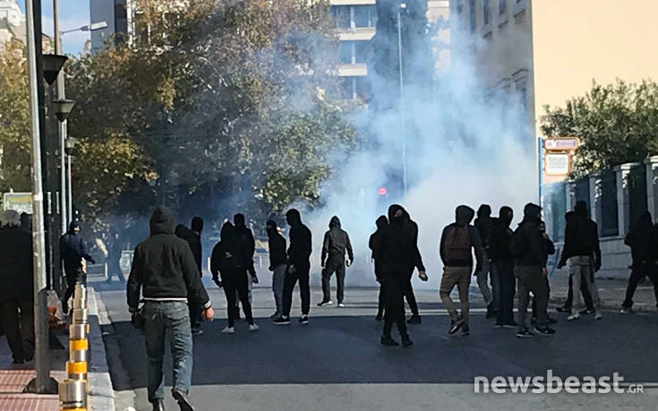 Ένταση στα Προπύλαια στη συγκέντρωση για τον Γρηγορόπουλο