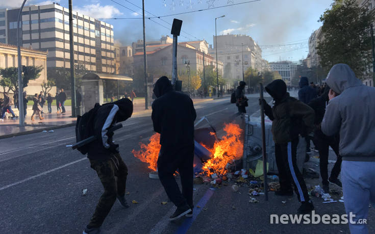 Οδοφράγματα και φωτιές στην Πανεπιστημίου στην επέτειο της δολοφονίας Γρηγορόπουλου