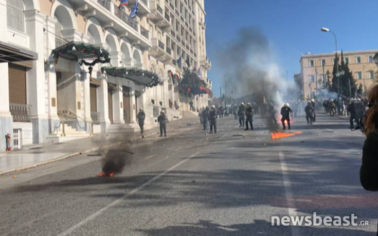 Μολότοφ και ένταση στο Σύνταγμα στην πορεία για τον Γρηγορόπουλο