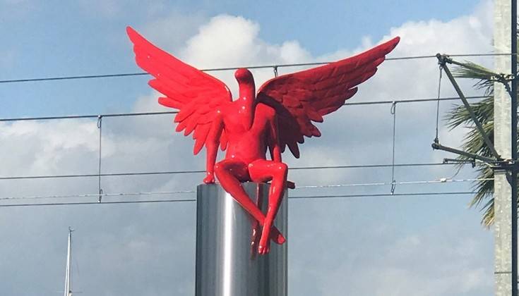 Ο κόκκινος ακέφαλος άγγελος στο Παλαιό Φάληρο