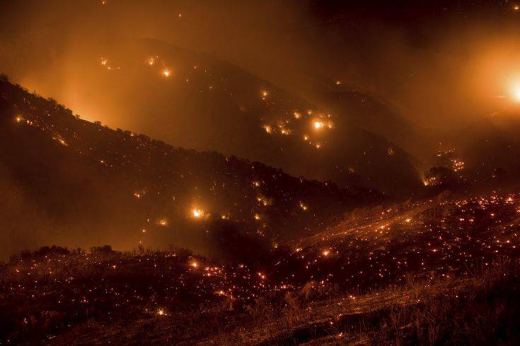 Οι φλόγες συνεχίζουν να απειλούν χιλιάδες κατοικίες στην Καλιφόρνια