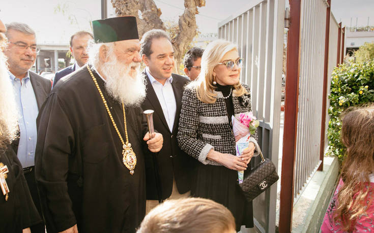 Αρχιεπίσκοπος Ιερώνυμος και Μαριάννα Βαρδινογιάννη κοντά στα παιδιά