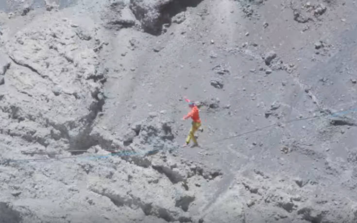 Σχοινοβατώντας πάνω από ενεργό ηφαίστειο