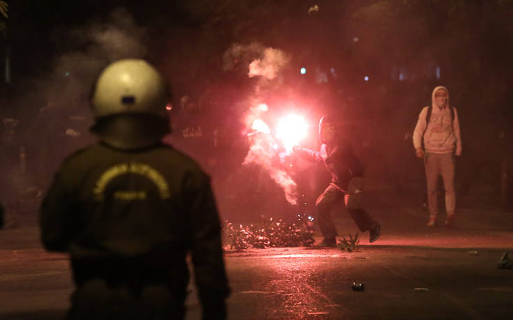 Επίθεση με μολότοφ εναντίον διμοιρίας των ΜΑΤ στα Εξάρχεια