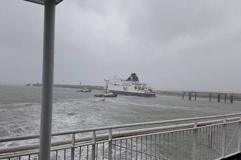 Φέριμποτ με 300 επιβάτες προσέκρουσε στο λιμάνι του Καλαί