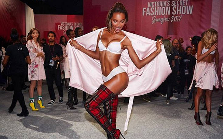 Η Jasmine Tookes με δαντελωτό τοπ χωρίς σουτιέν
