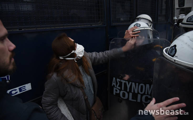 Ένταση, σπρωξιές και χημικά στο Ειρηνοδικείο για τους πλειστηριασμούς