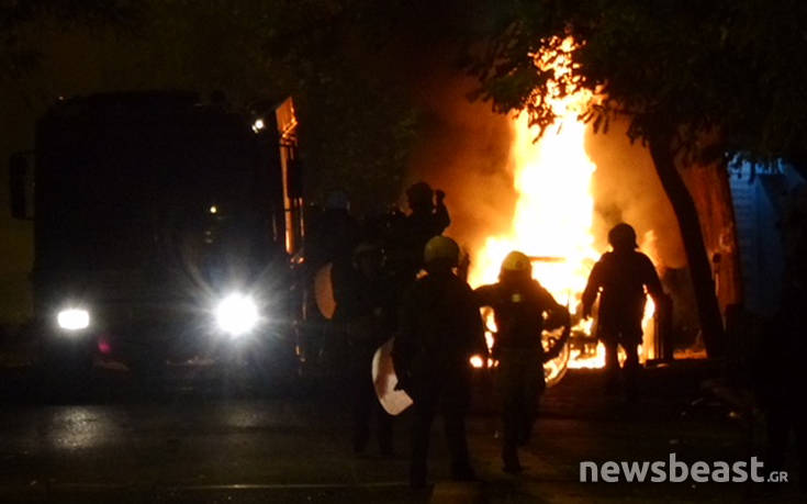 Στις φλόγες και δεύτερο αυτοκίνητο στα Εξάρχεια