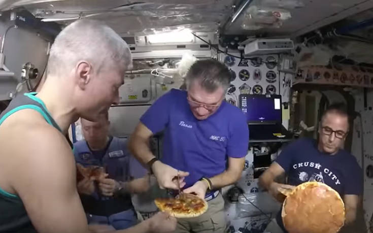 Πώς είναι να τρως πίτσα στο διάστημα