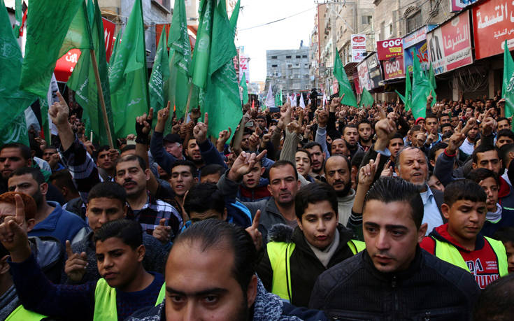 Χιλιάδες άνθρωποι στη Γάζα για τις κηδείες επτά Παλαιστινίων