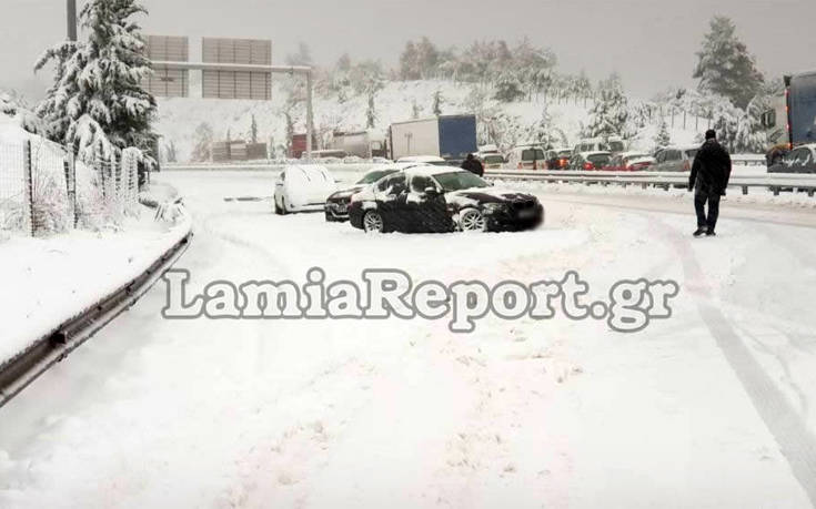 Άνοιξε η Αθηνών-Λαμίας όπου είχαν διπλώσει δύο νταλίκες