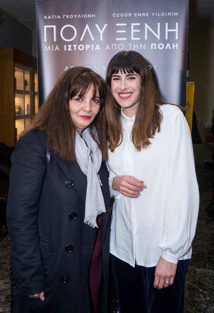 Στιγμιότυπα από την επίσημη πρεμιέρα της ταινίας: Στα αριστερά η δημιουργός, Δώρα Μασκλαβάνου και στα δεξιά η πρωταγωνίστρια, Κάτια Γκουλιώνη. Στιγμιότυπα από την επίσημη πρεμιέρα της ταινίας: Στα αριστερά η δημιουργός, Δώρα Μασκλαβάνου και στα δεξιά η πρωταγωνίστρια, Κάτια Γκουλιώνη.