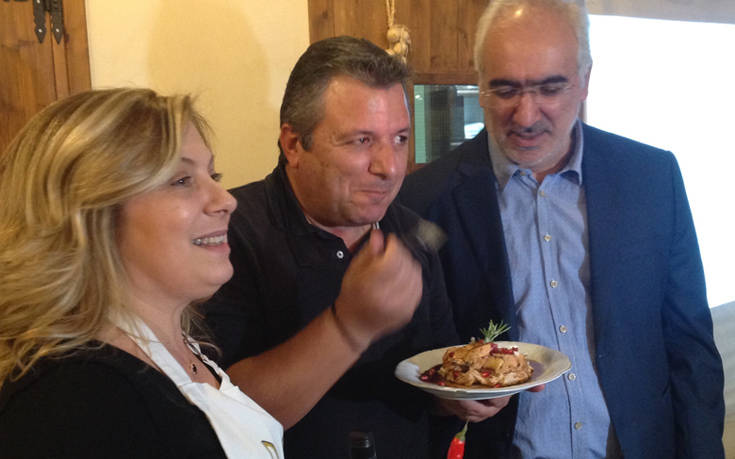 Ντίνα Νικολάου, Χρήστος Χριστοδούλου και Παύλος Παραδεισιώτης δοκιμάζουν το κυπριακό κολοκάσι Ντίνα Νικολάου, Χρήστος Χριστοδούλου και Παύλος Παραδεισιώτης δοκιμάζουν το κυπριακό κολοκάσι