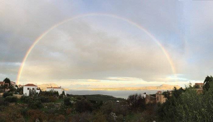 Με αυτό το ουράνιο τόξο ξύπνησαν τα Χανιά