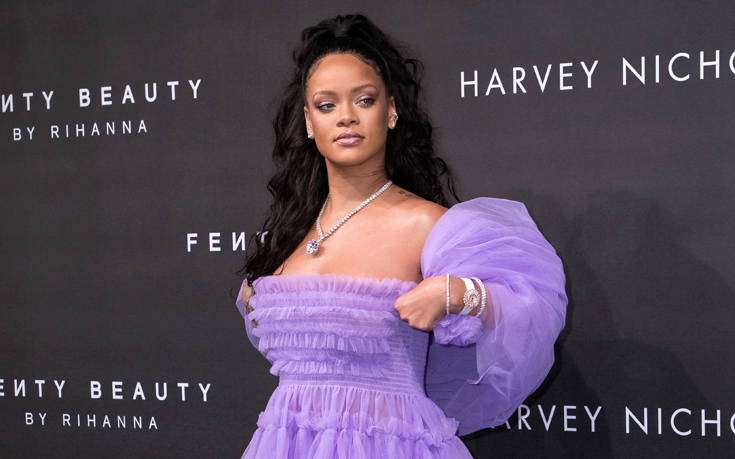 Η Rihanna ποζάρει ολόγυμνη… για το λανσάρισμα του βιβλίου της