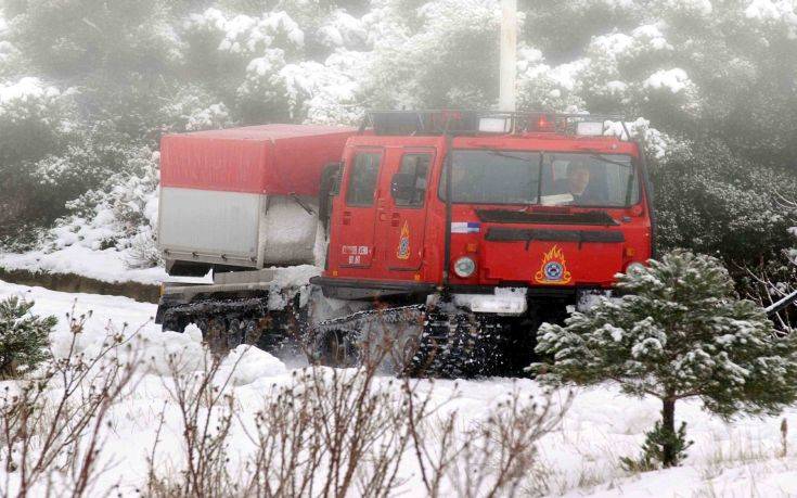 Eκχιονιστικό θα οδηγήσει ακινητοποιημένα αυτοκίνητα προς τα Καλάβρυτα