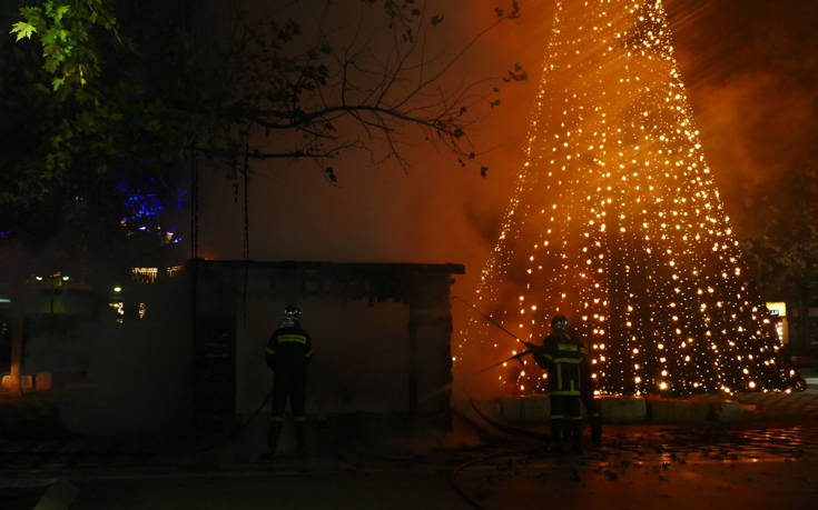 Κάηκε ολοσχερώς η φάτνη στην κεντρική πλατεία της Λάρισας