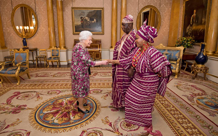 Η βασίλισσα Ελισάβετ ντυμένη ασορτί με τους Νιγηριανούς καλεσμένους της