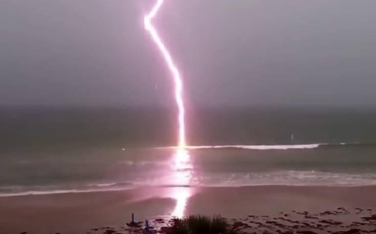 Κάμερες καταγράφουν χτυπήματα κεραυνών