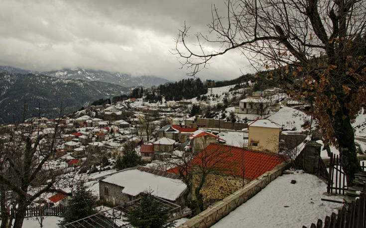 Με χρήση γεωθερμίας ξεπαγώνουν τα πεζοδρόμια στο Καρπενήσι